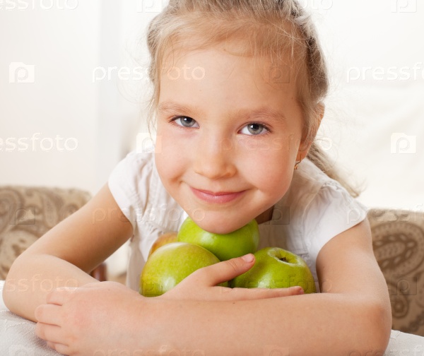 Ребенок с яблоками