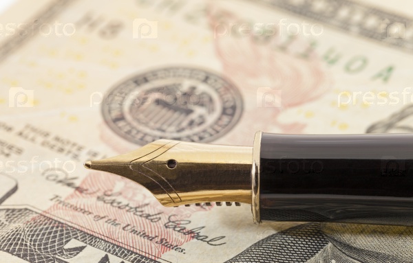the old fountain pen lying on the American ten dollars