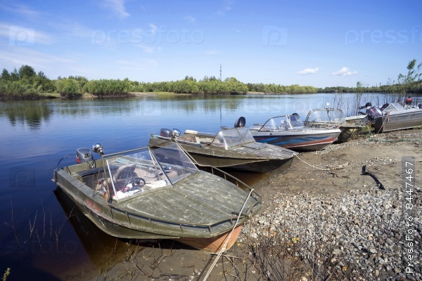 Лодки на берегу реки