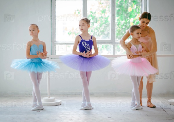 Три маленьких балерин с учителем