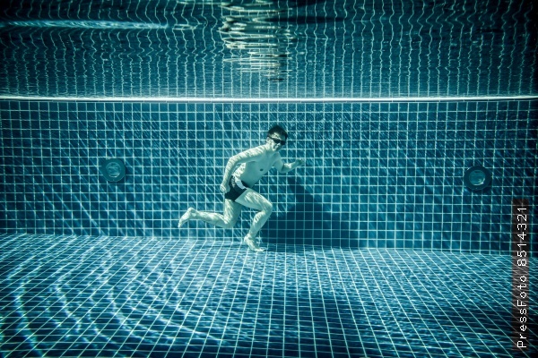 Человек работает подводный плавательный бассейн