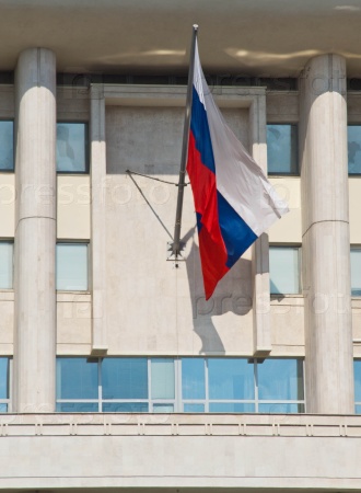 Флаг Российской Федерации на здании