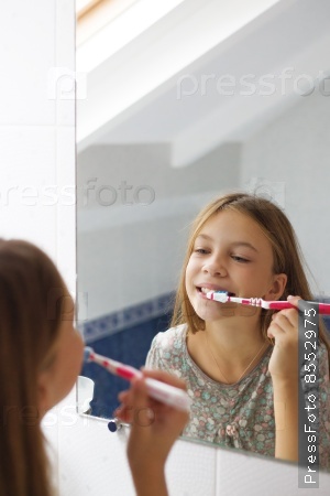 Девочка чистит зубы
