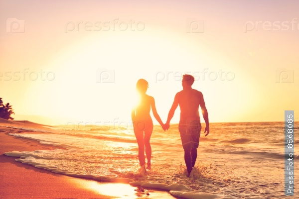 Медовый месяц пара на пляже