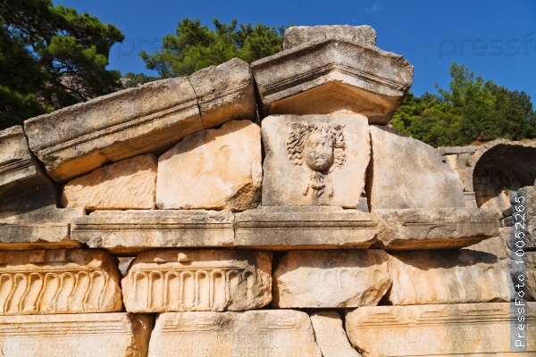 Руины храма и театрв в Анталии