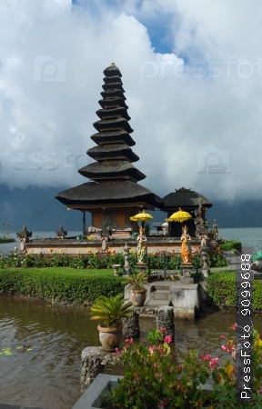 Древний храм на побережье Бали