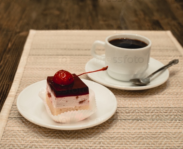 Кофе и пирожное на тарелке