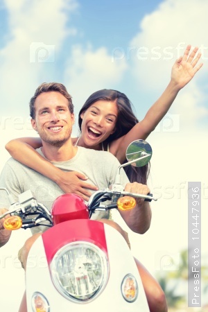Счастливая пара катается на скутере