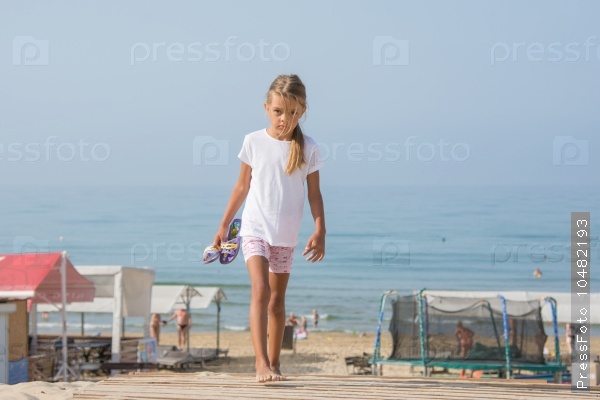 Девочка на песчанном пляже