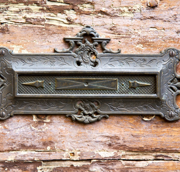 Отверстие для почты на старых дверях