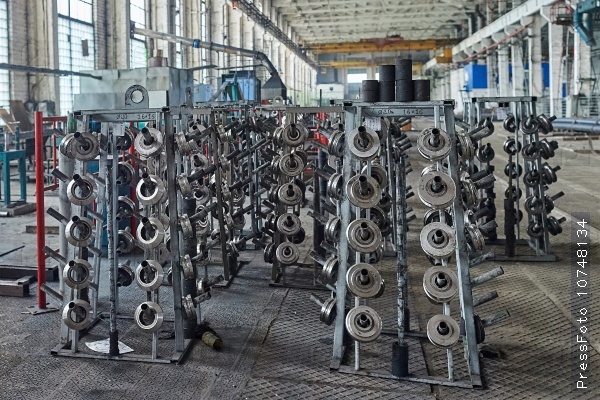 Rolling forming rolls metal works on manufacture of pipes.