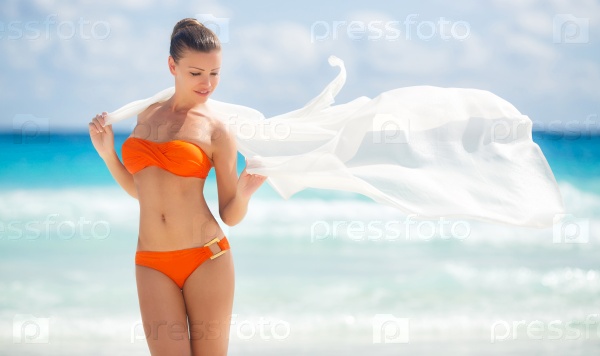 Красивая женщина на пляже