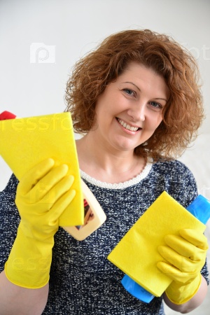 Счастливая женщина в резиновых перчатках