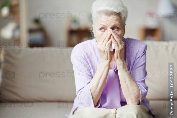 Плачущая старушка