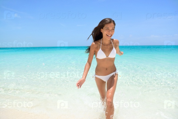 Красивая девушка на пляже