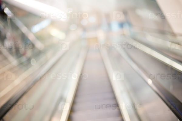 Размытие эскалатора в торговом центре