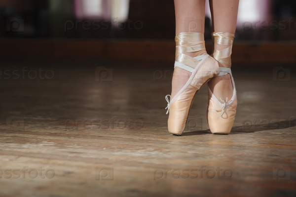 Ноги балерины в пуантах