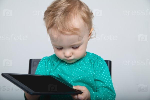 Ребенок с цифровым планшетом