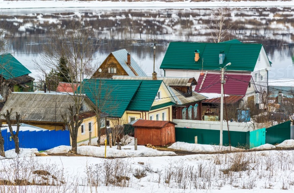 Небольшая деревня на берегах реки Волги, Россия