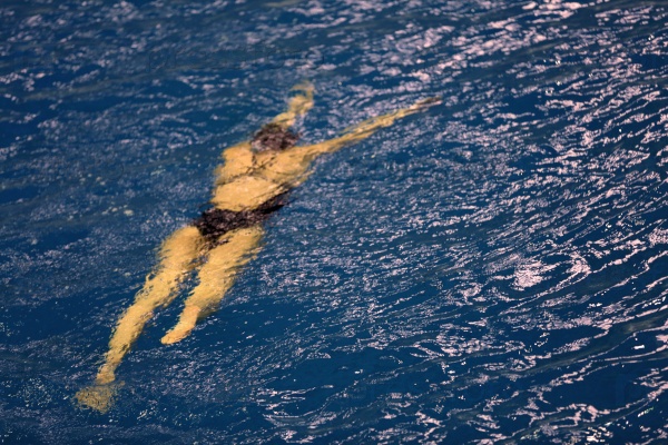 Девушка плавает на теплоходе в Санкт-Петербурге и при этом показывает полностью обнаженное тело 