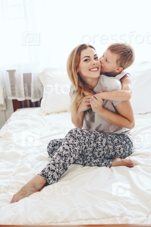 Мать с сыном на кровати