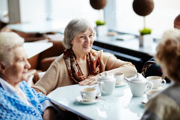 Пожилые люди в кафе