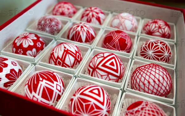 Temari balls are a folk art form that originated in China and was introduced to Japan around the 7th century. \