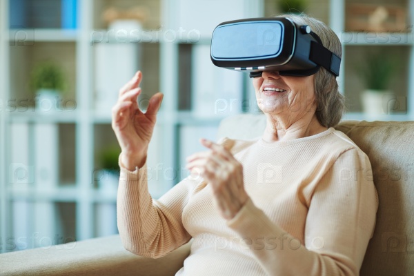 Бабушка с гарнитурой виртуальной реальности