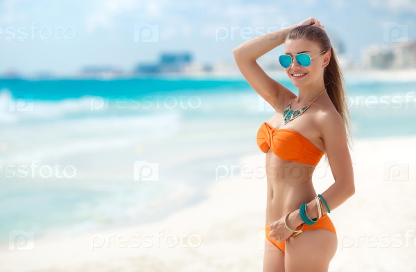 Сексуальная женщина на пляже