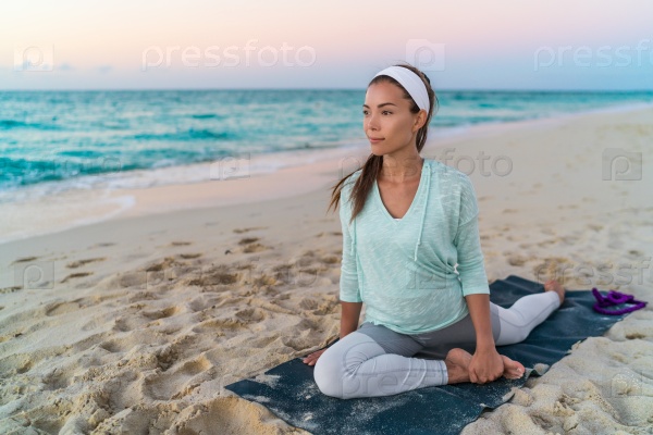 Йога на берегу