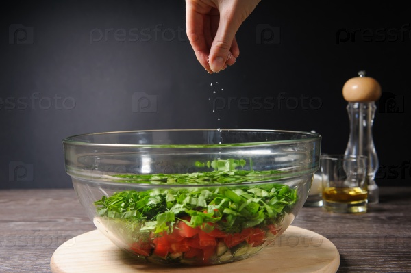 Добавление соли в салат