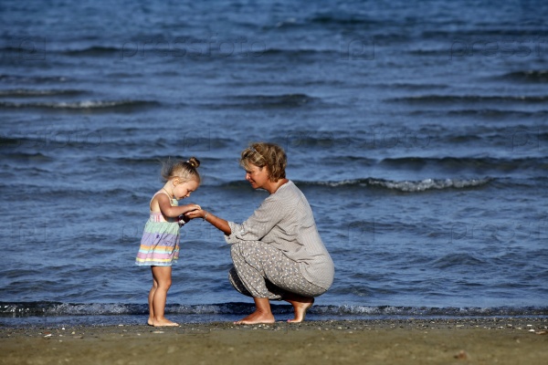 Бабушка с внучкой на пляже