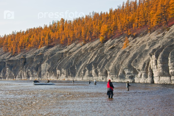 Рыбаки на сибирской реке осенью