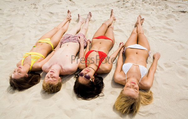 Стройные девушки на пляже