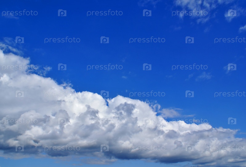 Фотография на тему Кучевые облака в синем небе | PressFoto