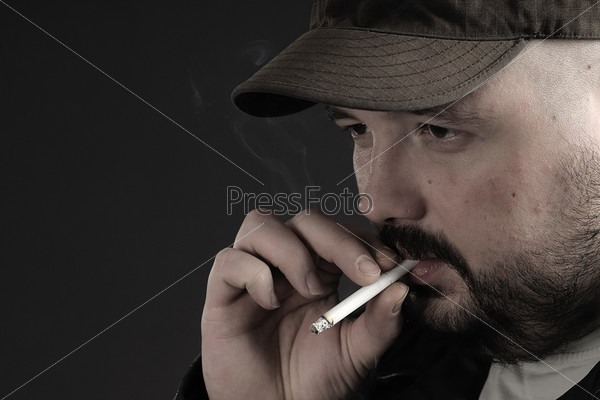 Мужчина курит на Аллее шахмат на бульваре Эркиндик. Фото