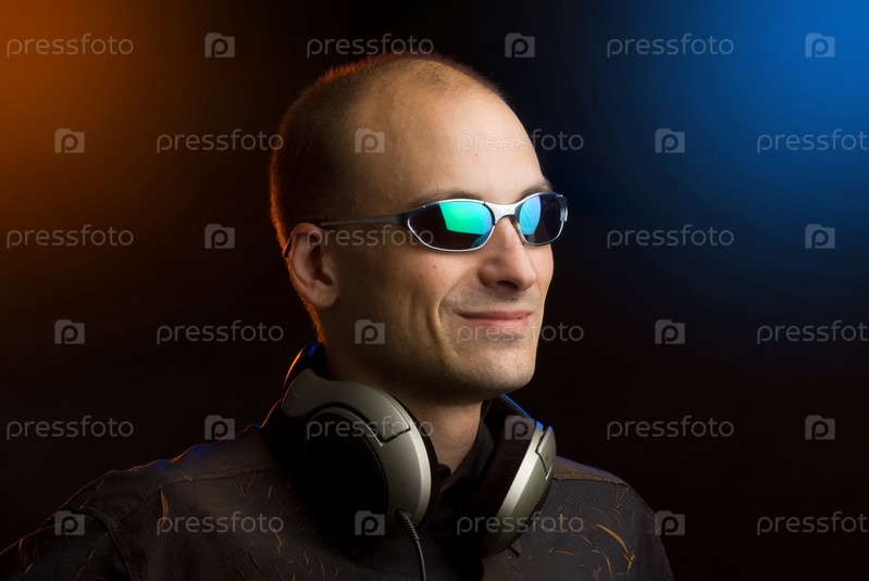 Фотография на тему Мужчина в наушниках и очках в ночном клубе | PressFoto