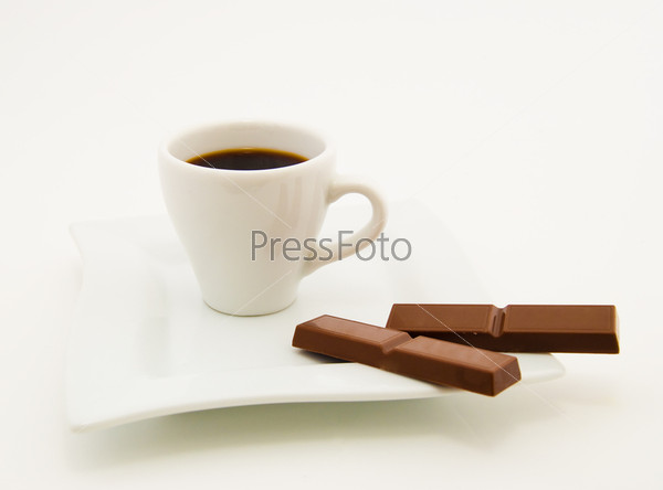 Фотография на тему Чашка кофе и две плитки шоколада | PressFoto