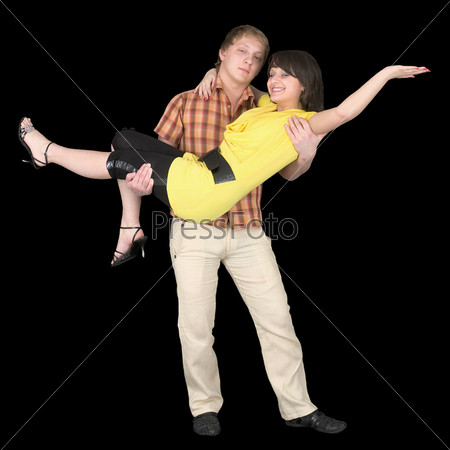 Счастливый мужчина держит девушку на руках