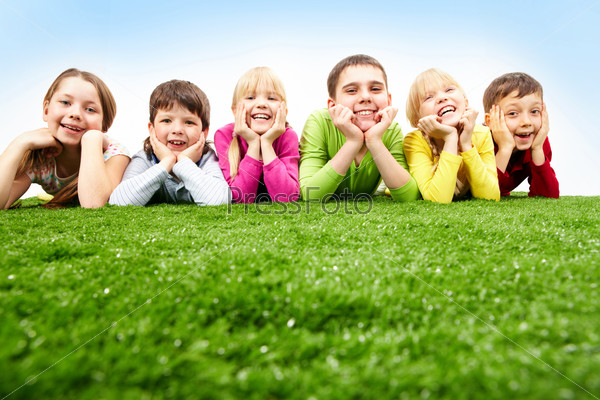 Фотография на тему Веселые дети на траве | PressFoto