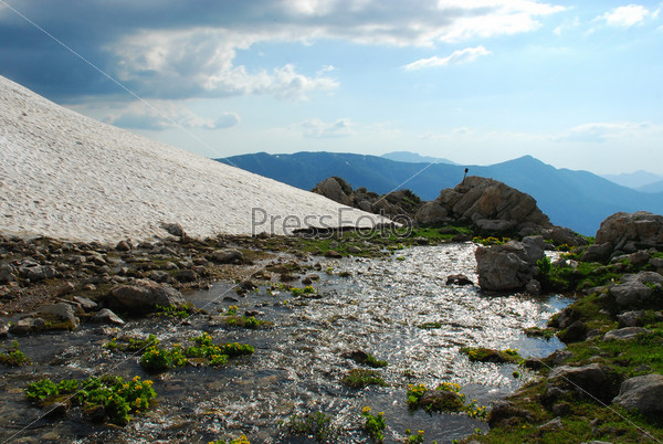 Фотография на тему Подножье горы и горный ручей | PressFoto