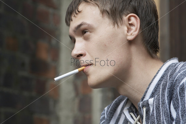 Стоковые фотографии по запросу Мужчина курит