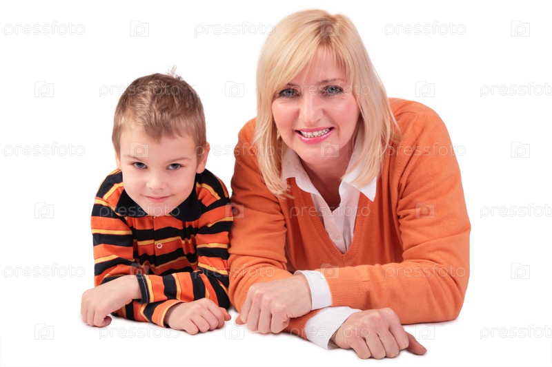 Женщина средних лет и мальчик лежат на полу