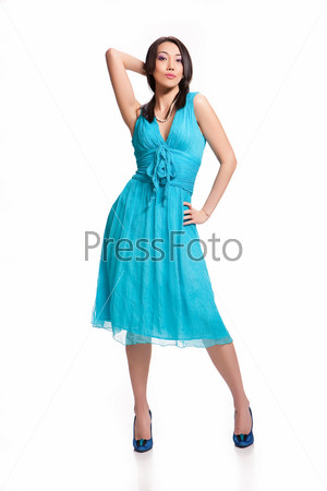 Красивая брюнетка в голубом платье | Премиум Фото