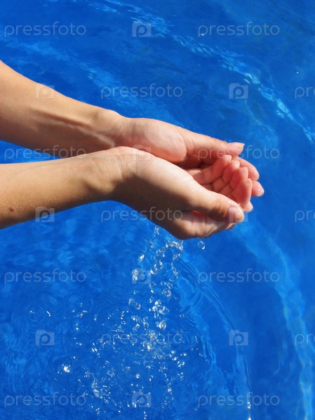 Вода в ладонях. Водакв руках. Тонущая рука. Черпать воду. Вода в ладошках.