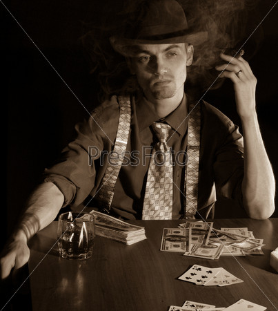 Фото мужчина играет в карты арзамас лига ставок