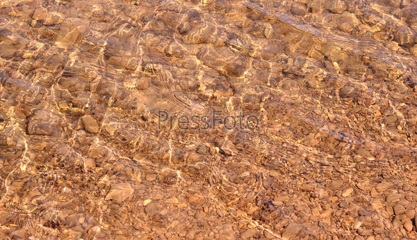 Фотография на тему Мелкое дно горной реки, текстура или фон