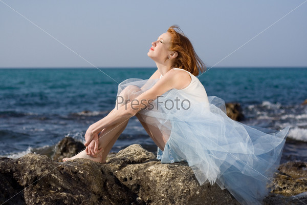 девушка в белом платье на берегу моря