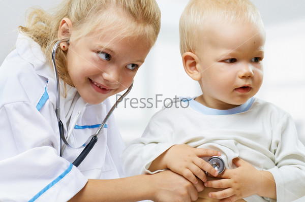 Фотография на тему Веселые дети играют во врача и пациента | PressFoto