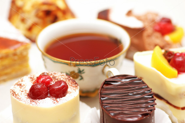 Фотография на тему Сладкие пирожные и чашка чая крупным планом | PressFoto